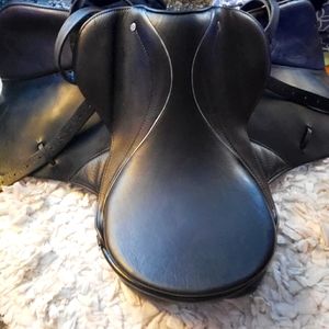 Courbette English Saddle